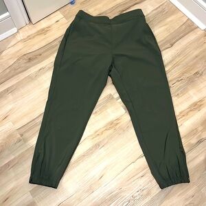 Members mark travel jogger olive green